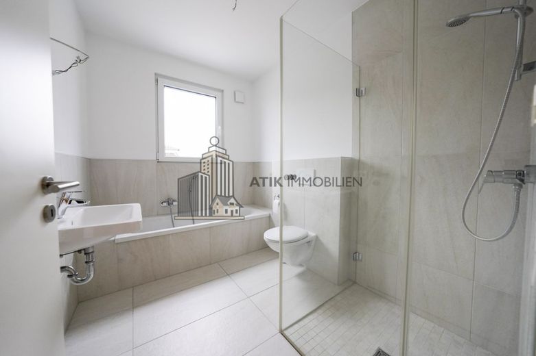 ATIK: Exklusives, lichtdurchflutetes Penthouse mit Charme in Heppenheim – Badezimmer