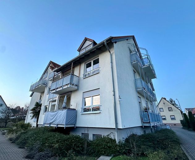 Zentral gelegene 4-Zimmer Wohnung inkl. 2 Garagen!! – Foto 1