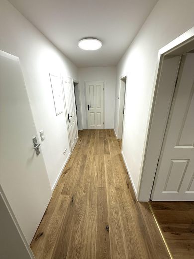 Frisch renovierte 3-Zimmer-Wohnung mit Südbalkon, Garage & Top-Potenzial – Flur unmöbliert