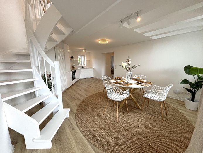 Vollmöblierte 2,5-Zimmer-Maisonette mit Tageslichtbad & Kellerraum - Neubau 2024 in Köln Mülheim! – Wohnbereich