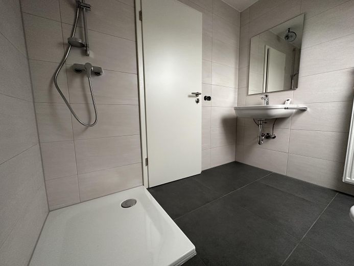 Geschmackvolle 3-Raum-Wohnung mit großem Balkon – Bad
