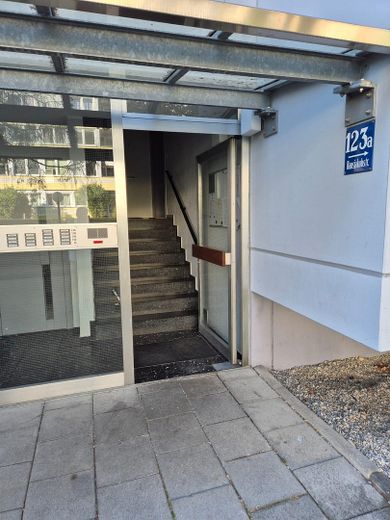 Sonnige 3-Zi.-Whg. mit großem Balkon in Trudering, sehr gepflegte grüne Anlage. Provisionsfrei – EINGANG