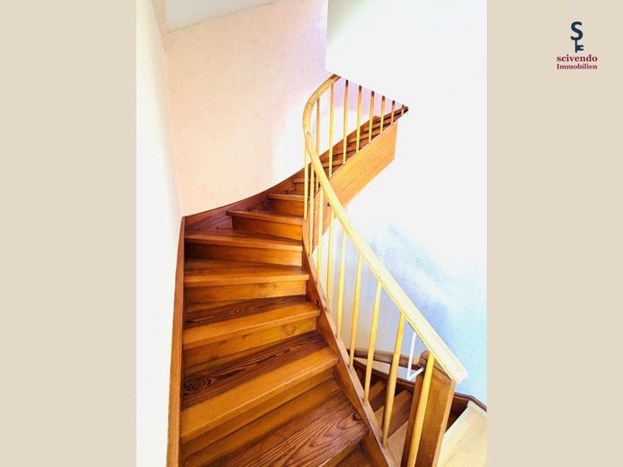 Familienhaus mit Garten in ruhiger Lage – Holztreppe
