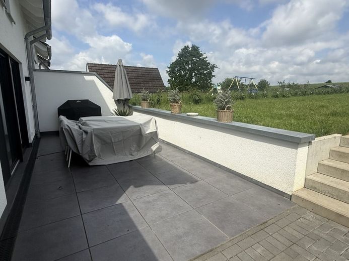 Moderne Doppelhaushälfte mit großem Garten, Weitblick &amp; Carport in Werste – Große Terrasse