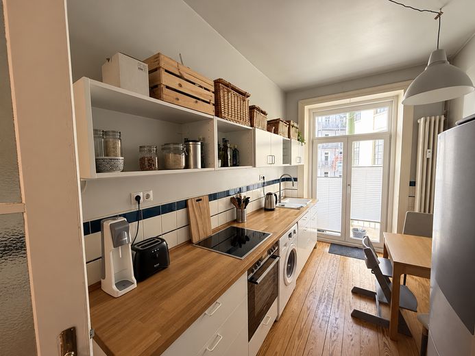 Möbliert & all inclusive: 4,5-Zimmer-Altbauwohnung Hamburg-Neustadt ab Nov '26 – Küche mit Blick auf Balkon