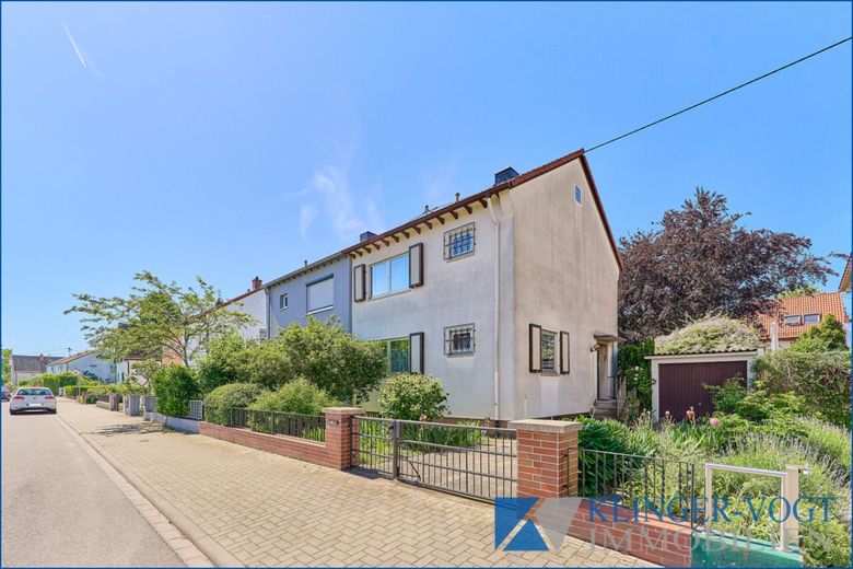 Sanierungsbedürftige Doppelhaushälfte mit Garten, Balkon und Garage – Giebelansicht