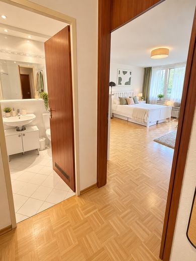 Jasne, urokliwe mieszkanie z przestronnym balkonem i widokiem na zieleń – Blick vom Flur 