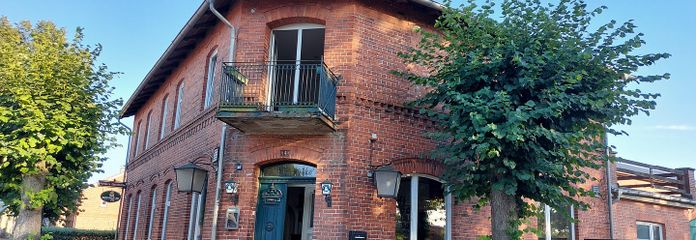 Haupthaus zum Wohnen und mit v