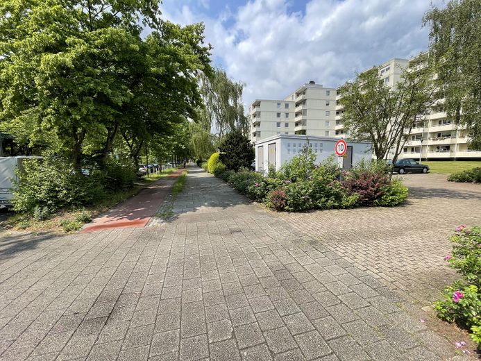 Blick auf vorderen Parkplatz