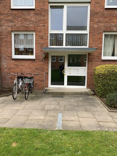 courtagefrei: gepflegte Wohnung in ruhiger Wohnanlage auf Eigenland – Hauseingang