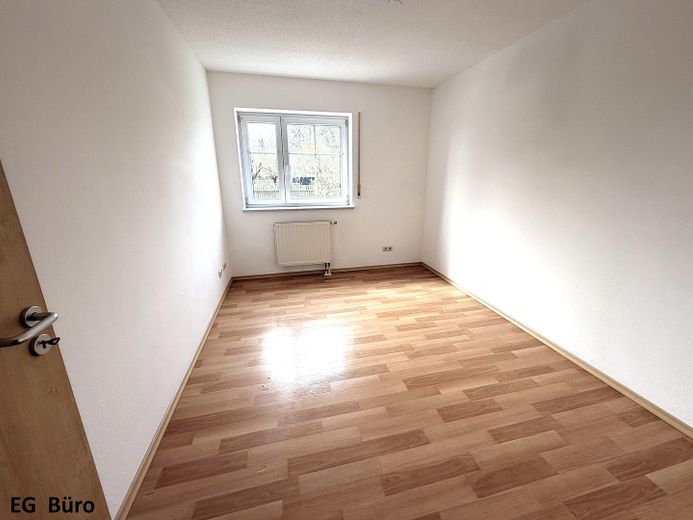 1-gezinshuis in 93333 Neustadt/Do (bj 2003), 120m² woonoppervlakte, 532m² grond en dubbele garage – EG Büro