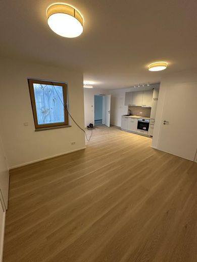 Neubau - Erstbezug - Niedrigenergiehaus - 1 ZW inkl. EBK, Stellplatz, Terrasse ca. 45m² Wfl. – Wohnen/Schlafen