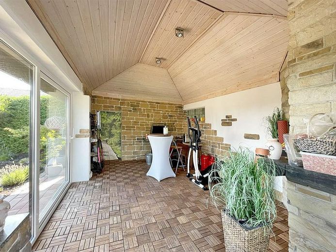 Provisionsfrei! Hochwertiges ruhiges Einfamilienhaus mit Wellnessoase und PV-Anlage – Nebengebäude - Freisitz