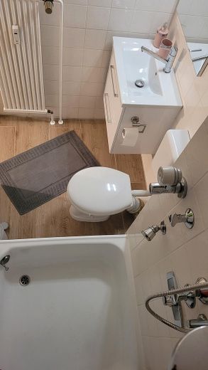 2-Zimmer-Maisonettewohnung mit Balkon – Bad