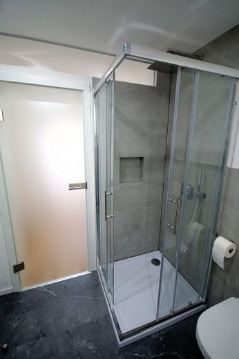 Appartement moderne d’une pièce, meublé et entièrement équipé, location temporaire – Dusche