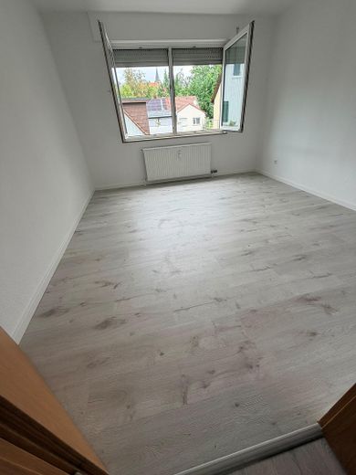 Moderno appartamento di 3 locali con balcone, cucina componibile e posto auto a Weinsberg – Photo 11