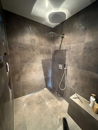 Exklusives Einfamilienhaus mit Wellnessgarten – Wohnen auf höchstem Niveau – begehbare Dusche