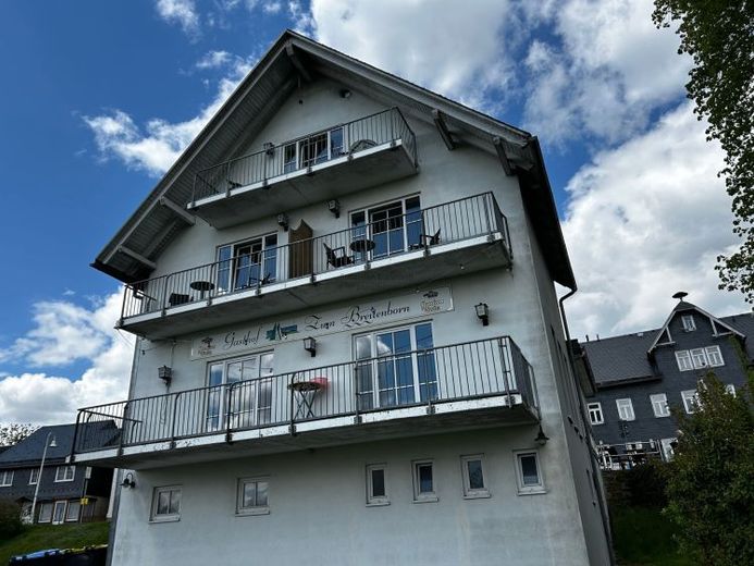 Facteur 6,5 !!! Investissement immobilier avec activité de restauration et de pension établie dans la station thermale de Masserberg – Photo 1