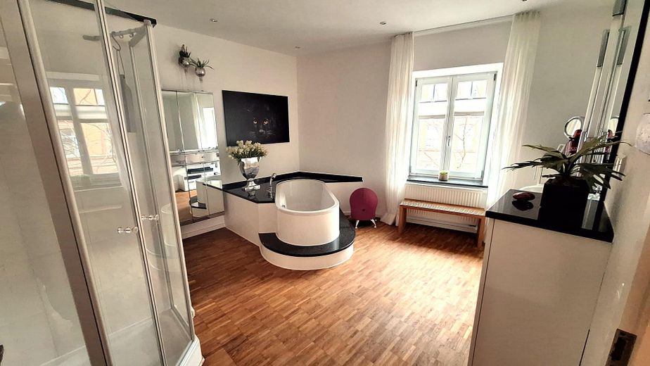 Großzügige 2-Zimmer-Wohnung, hochwertige Einbauküche, Innenstadt, Südbalkon – Badezimmer