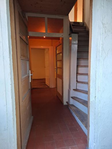 Nbg-Gaismannshof’ta inci - Tek ailelik ev (veya 3 odalı mutfak-banyo zemin kat + 2 odalı mutfak-banyo çatı katı) ve büyük, sakin bahçe – Eingangstür Richt. Flur/Treppe