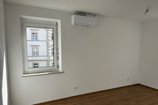 Vorankündigung: Neu sanierte 3 Zimmer Wohnung mit sonnigem Balkon, Aufzug, TG-Stellplätzen