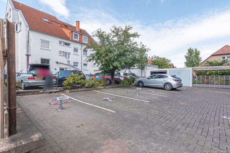 ERSTBEZUG - Helle, sanierte 2,5-Zimmer-Altbauwohnung in zentraler Wohnlage in Afferde / Hameln! – Parkplätze