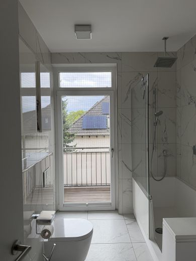 4-Zimmer SmartHome (Vollklimatisiert) - Kernsanierte Altbau-Wohnung mit Luxus Innenausstattung – Bad leer