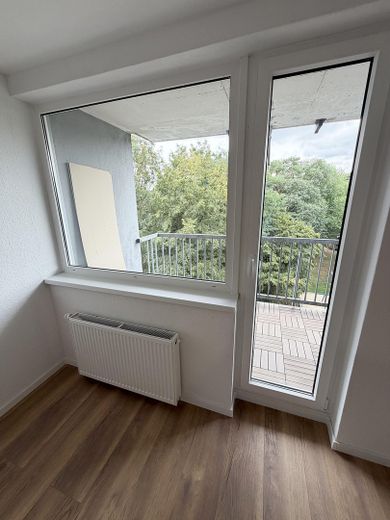 Top Kernsanierte 3-Zi.-Wohnung | Erstbezug | Aufzug | Garage – Wohnzimmer