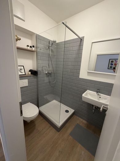 Apartamento premium para dos con terraza – Stuttgart-West | listo para entrar a vivir – Badezimmer