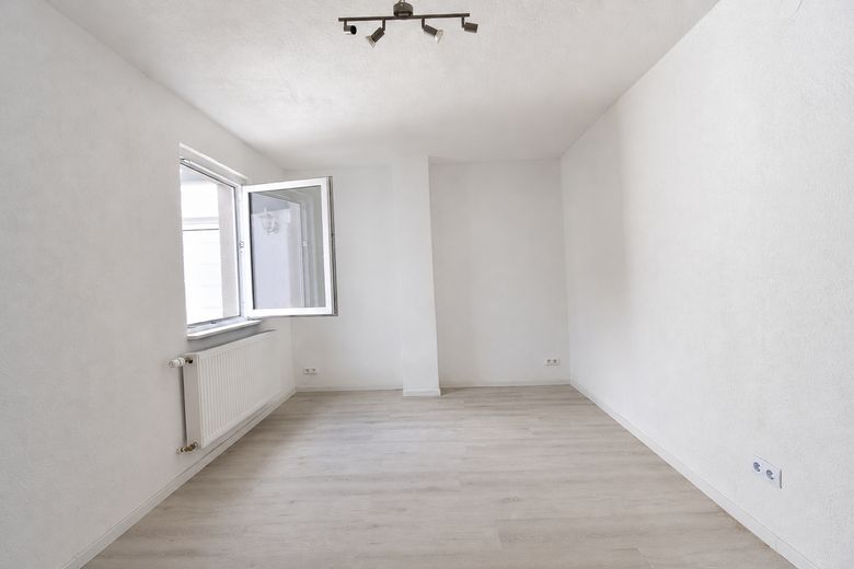 Piso reformado de 2 habitaciones con cocina, baño y plaza de aparcamiento en Lingenfeld – Wohnzimmer