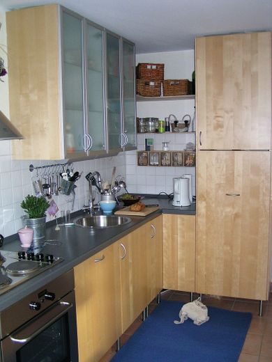 Exclusivo dúplex con carácter de casa adosada, 3 1/2 habitaciones - 2 plazas de aparcamiento subterráneo (opcionales) – Küche