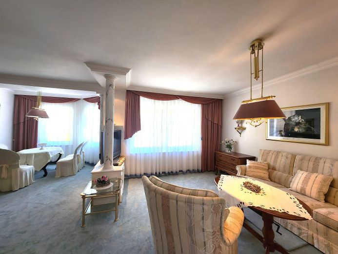 Wohnzimmer mit großen Fenstern