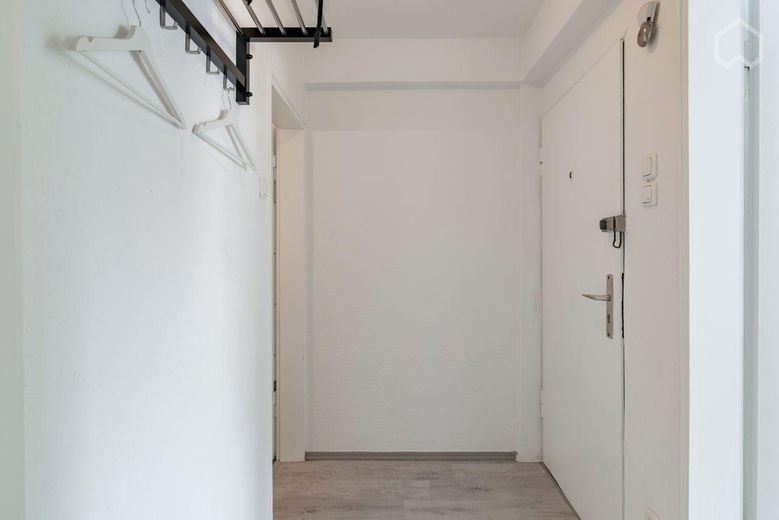 Libero e arredato: luminoso appartamento di 2 locali con balcone a Essen-Ostviertel (senza provvigione) – Flur