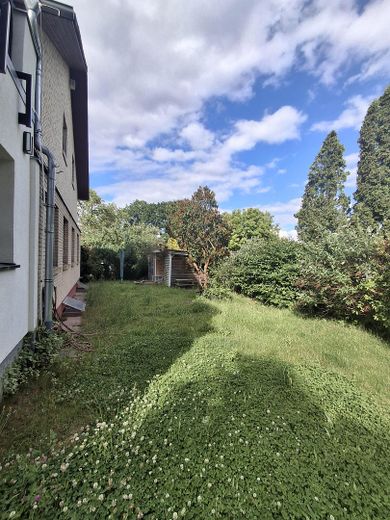Sonnige EG-Wohnung mit EBK, Wannenbad, Kamin & Garten - von privat an privat – Garten - Ostseite