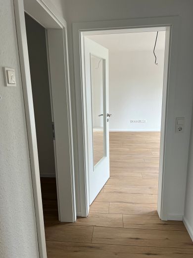 Erstbezug 3-Zimmer-Wohnung an der Stiftsmühle in Aurich – Blick vom Flur in den Wohnraum