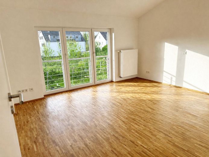 Modernes Wohnhaus mit separater Gewerbeeinheit in ruhiger Citylage – Zimmer