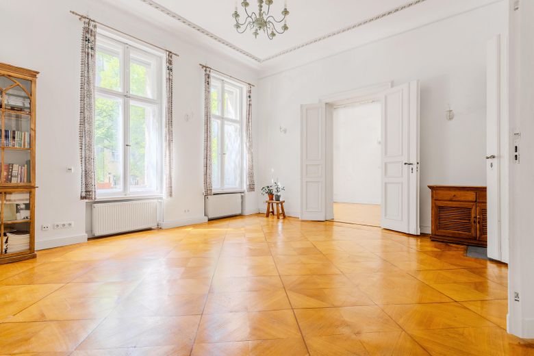 Appartement de 4 pièces rénové, sans commission, au cœur de Kreuzberg ! Prix à négocier – Wohzimmer