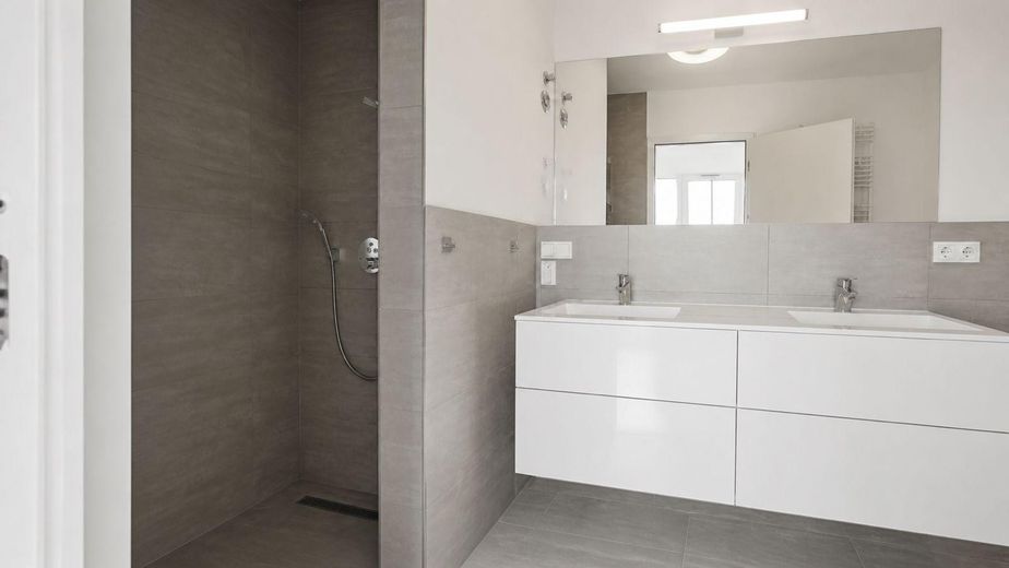Dachgeschosswohnung mit Penthouse-Feeling – bodengleiche Dusche Masterbad