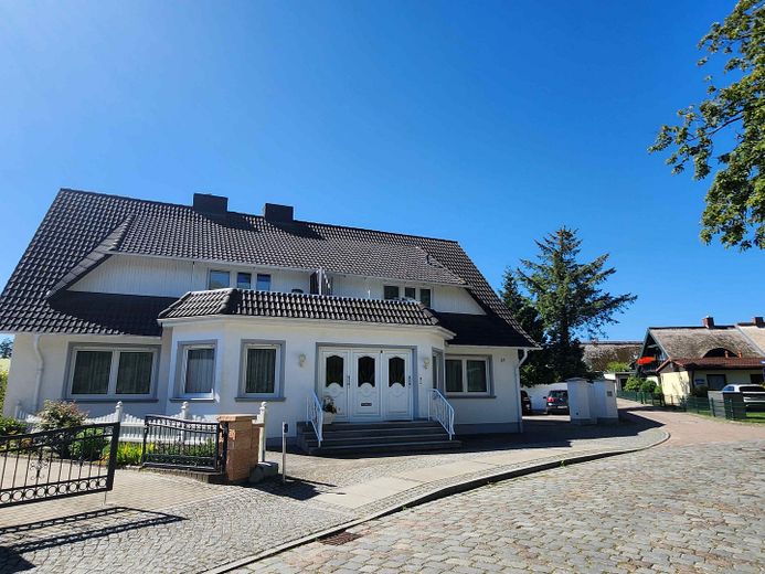 Großzügiges Anwesen mit Wasserblick in bester Lage im Ostseebad Koserow auf der Insel Usedom – Hausansicht