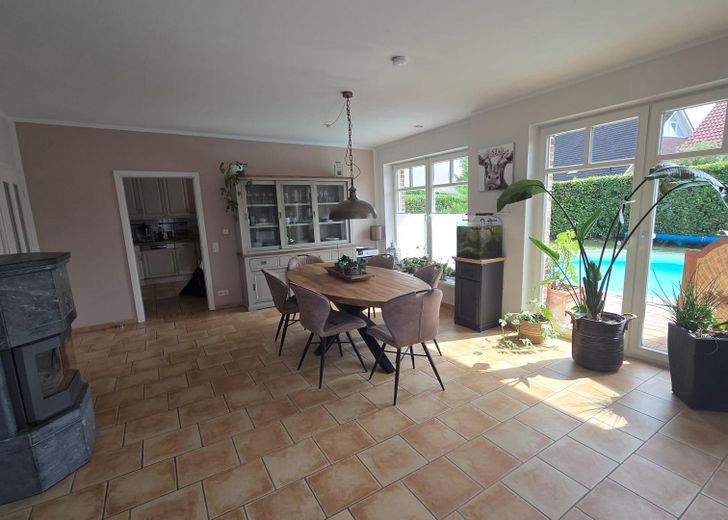 Senza provvigione da privato: elegante casa unifamiliare in stile Sylt a Laer (Münsterland) – Wohnzimmer mit Blick auf Pool
