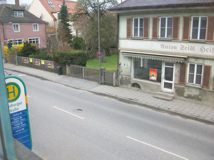 Bushaltestelle vor der Haustür