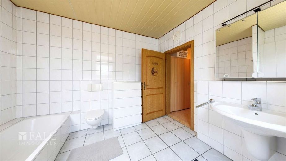 Gut erhaltener Altbau mit grossem Platzangebot – EG Badezimmer