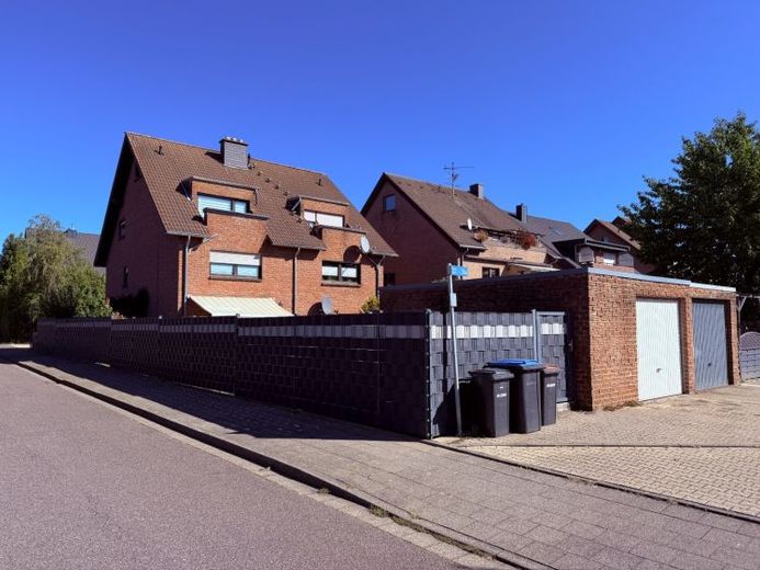 schöne, geräumige Maisonettewohnung mit Garten und Garage zu verkaufen – Foto 1