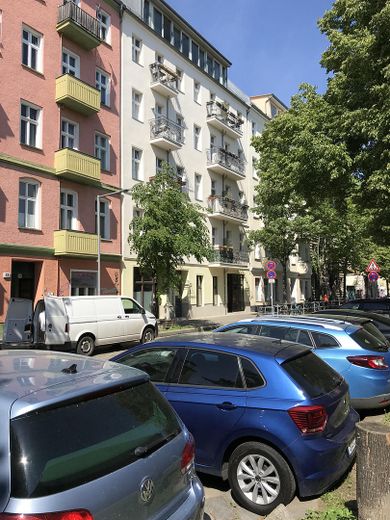 Appartamento singolo in edificio d’epoca con balcone, pronto per essere abitato – Straße vor dem Haus