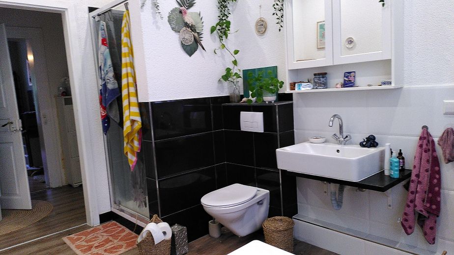 Großzügige Wohnung mit Hinterhof-Terrasse in Bahnhofsnähe – Bad: Dusche, WC, Waschbecken