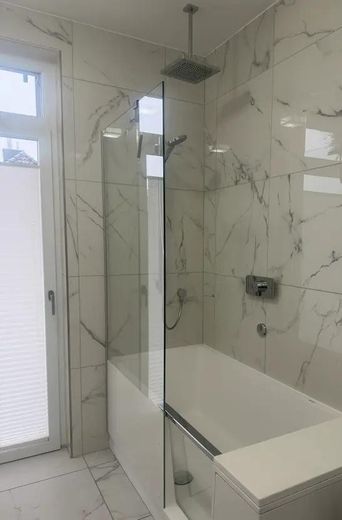 4-Zimmer SmartHome (Vollklimatisiert) - Kernsanierte Altbau-Wohnung mit Luxus Innenausstattung – Bad 1