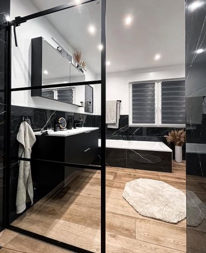 Modernisiertes Reihenendhaus in unverbaubarer Feldrandlage – provisionsfrei – Badezimmer