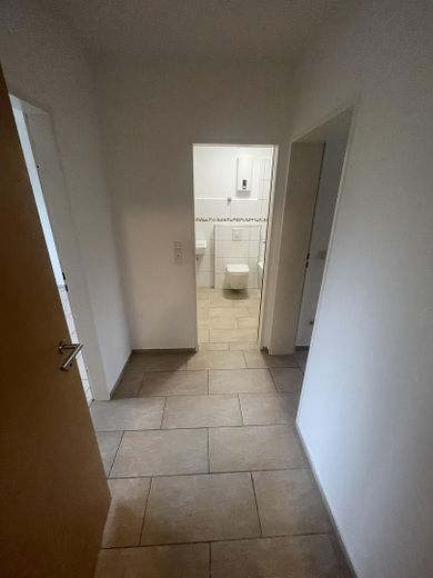 Geräumige 5- Zimmer Wohnung mit Balkon im 2. OG – Flur Bad