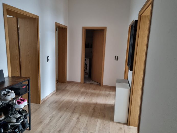 Charmante und großzügige und zentrumsnahe Wohnung inklusive Küche mit Balkonoption WG geeignet – Flur