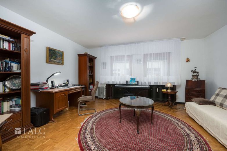Ihr Traum wird wahr: Freistehendes Ein- bis Zweifamilienhaus mit Garten, Garage und viel Platz – Wohnzimmer 1OG